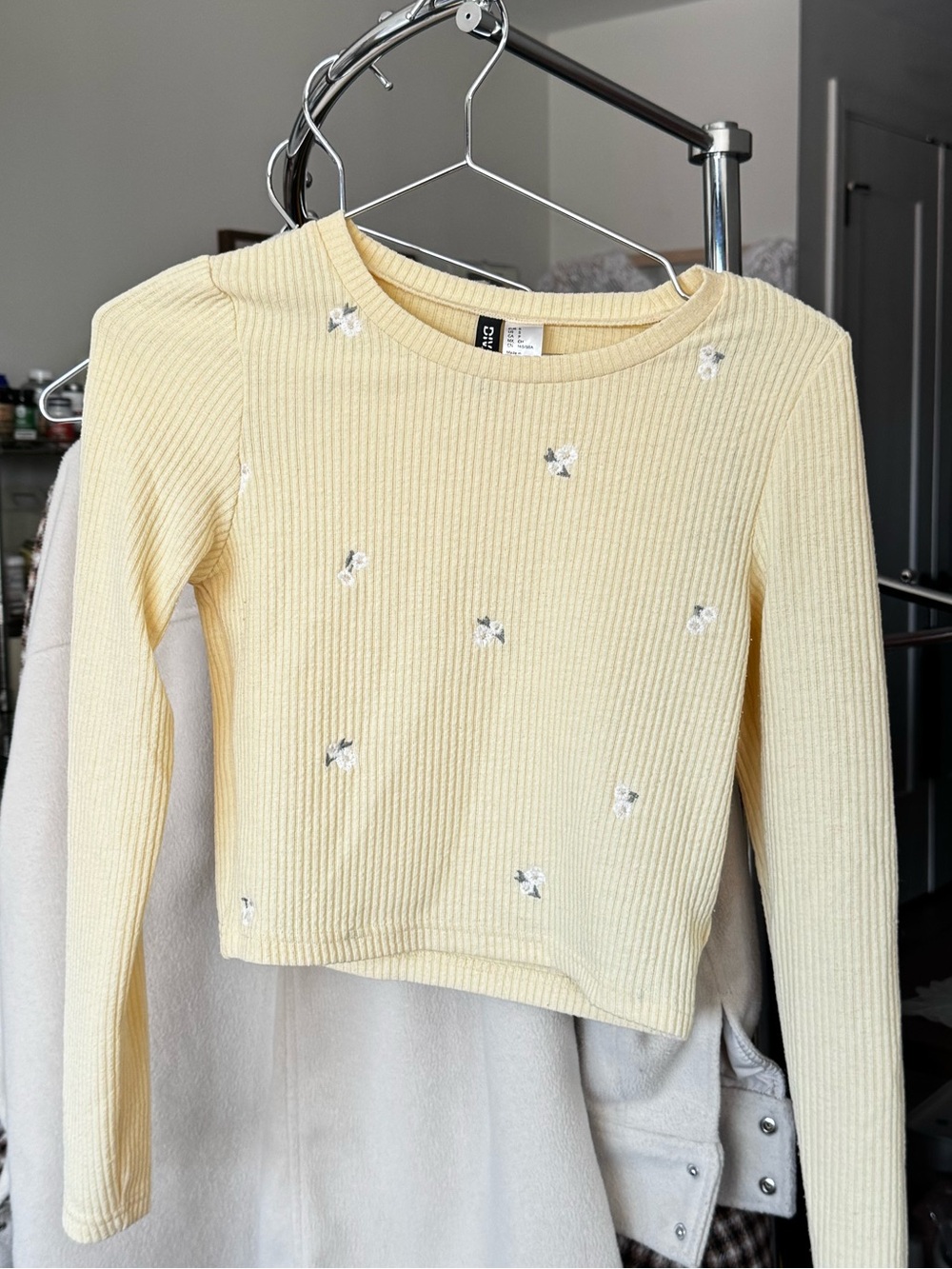 H&M butter yellow ribbed top with floral embroidery